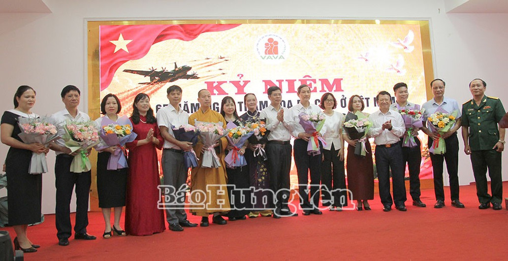 Lãnh đạo Trung ương Hội Nạn nhân chất độc da cam/Dioxin Việt Nam và lãnh đạo Hội Nạn nhân chất độc da cam/Dioxin tỉnh tặng hoa các đơn vị tài trợ. Ảnh: Báo Hưng Yên da-cam-2.jpg