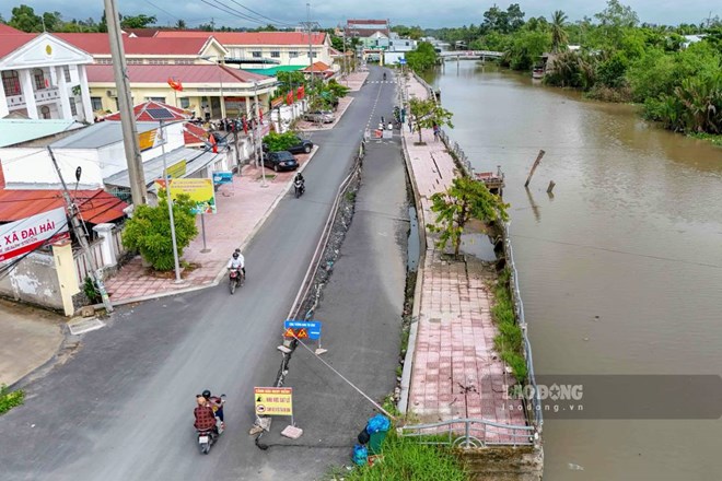 Sạt lở áp sát khu trung tâm, kè và đường cùng hư hỏng