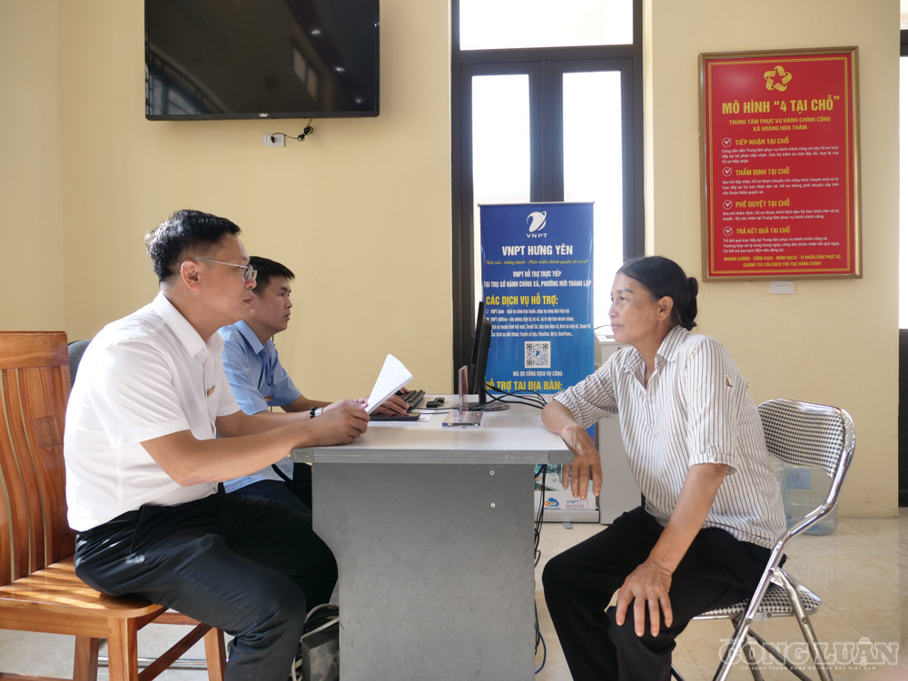 Ông Phạm Văn Phương – Phó Giám đốc Trung tâm hành chính công xã Hoàng Hoa Thám, tỉnh Hưng Yên hướng dẫn, giải đáp thắc mắc của người dân về thủ tục hành chính. Ảnh: Quốc Trần clo_br_08.jpg