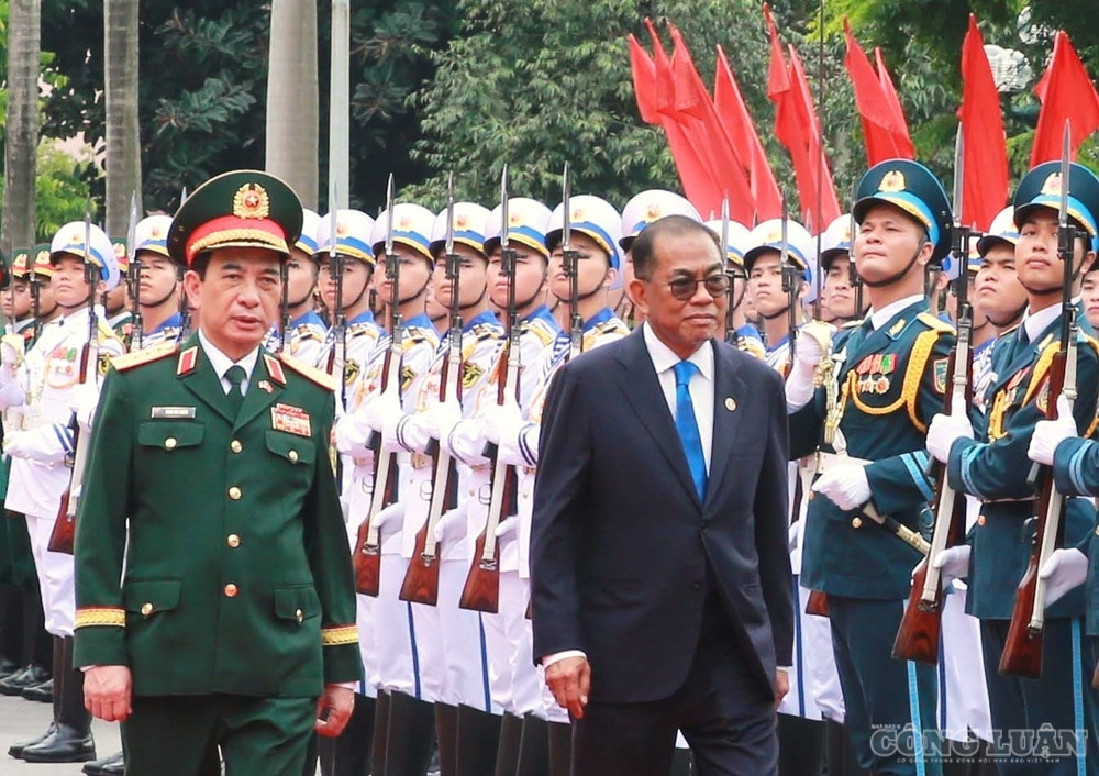 Đại tướng Phan Văn Giang, Ủy viên Bộ Chính trị, Phó Thủ tướng Chính phủ, Bộ trưởng Bộ Quốc phòng và Bộ trưởng Bộ Quốc phòng Malaysia Dato’ Seri Mohamed Khaled Bin Nordin duyệt Đội danh dự Quân đội nhân dân Việt Nam. clo_br_60.jpg