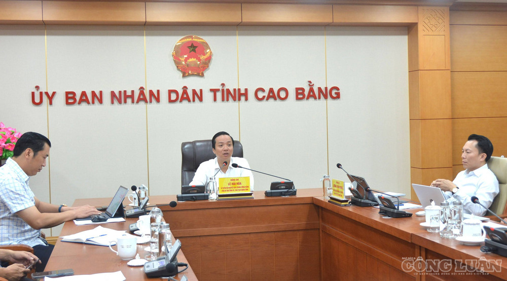 Chủ tịch UBND tỉnh Cao Bằng Lê Hải Hòa nghe báo cáo mua sắm trang thiết bị cho 11 trường nội trú liên cấp clo_br_dsc-0874.jpg