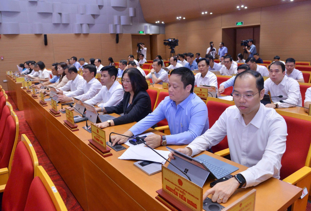 Các đại biểu bấm nút thông qua nội dung nghị quyết tại Kỳ họp. Ảnh: Lê Hải thong-qua1-1786336368304-17863363686232046978046.jpg