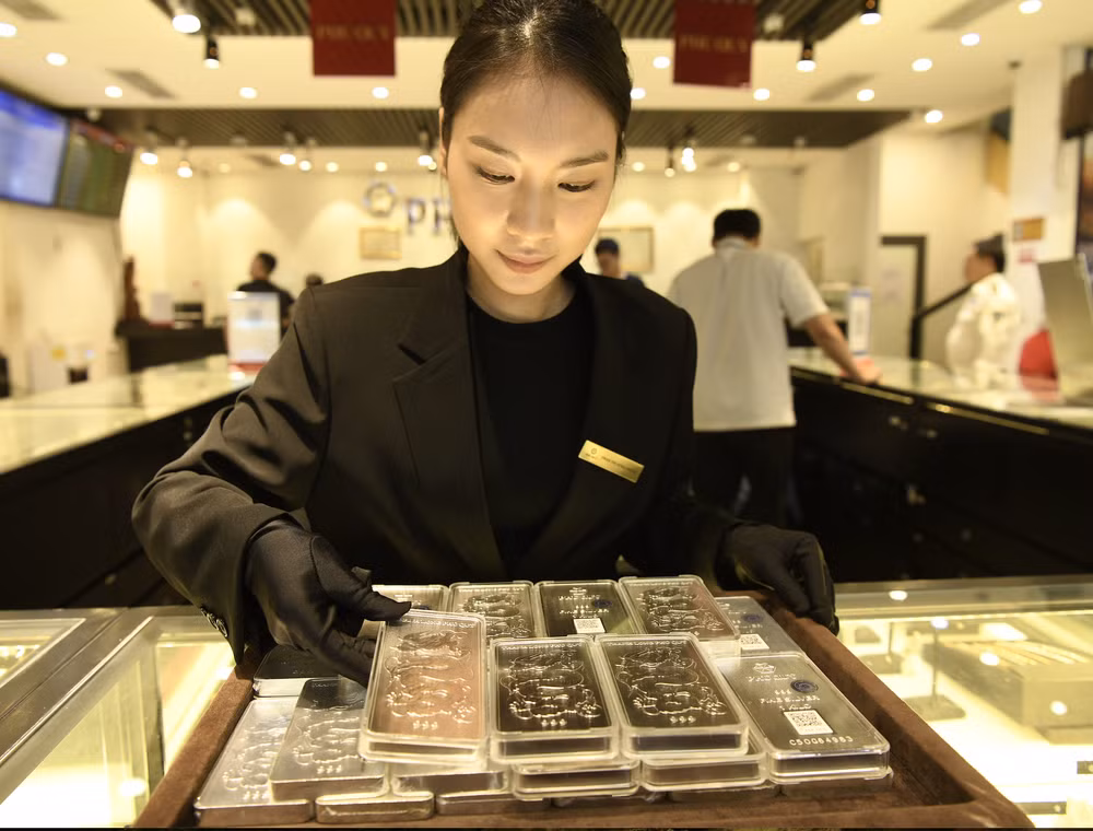 Giá bạc giao ngay đầu tuần tăng 0,55% lên 63,80 USD/ounce. Ảnh: T.L anh-man-hinh-2026-08-10-luc-234951.png