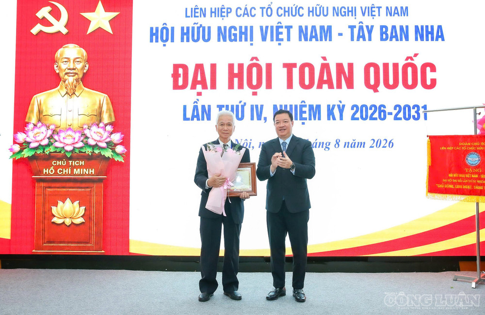 Nhà báo lão thành Lê Quốc Trung được trao Kỷ niệm chương "Vì hòa bình, hữu nghị giữa các dân tộc" tại Đại hội. clo_br_2aoboqqivixpiulnqgttyel3rvnywh9pvtr3keke.jpg