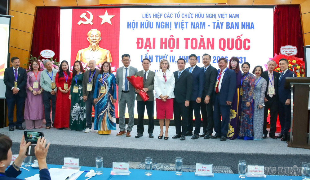 Đại sứ Tây Ban Nha và lãnh đạo Liên hiệp các tổ chức hữu nghị Việt Nam tặng hoa chúc mừng và chụp ảnh lưu niệm cùng Ban Chấp hành mới. clo_br_2aoboqqie04ow3imoj2muitmzsoswvtfds9ayode.jpg