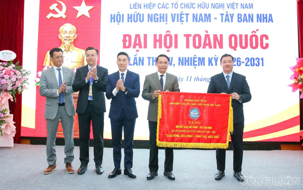 Ông Nguyễn Ngọc Hùng, Phó Chủ tịch Liên hiệp các tổ chức hữu nghị Việt Nam tặng Cờ lưu niệm cho Hội Hữu nghị Việt Nam - Tây Ban Nha. clo_br_2aoboqqivbbjrqvxlvsewjpeyucno0dhshtnceiw.jpg