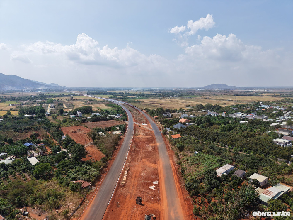 Đầu tư đoạn tuyến cao tốc Vĩnh Long - Cần Thơ để mở rộng không gian phát triển đô thị, công nghiệp và logistics cho các địa phương Đồng bằng sông Cửu Long. Ảnh minh họa. dji_20250418140511_0180_d.jpg
