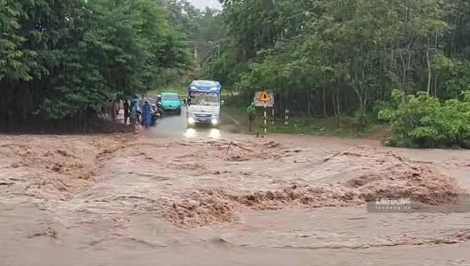 Tỉnh lộ 586 nhiều lần bị chia cắt, người dân vùng biên mong có cầu vượt lũ