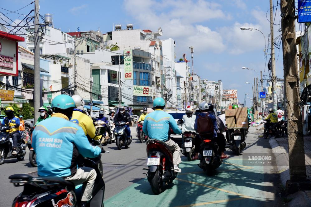 Ngày đầu điều chỉnh giao thông, một số đoạn trên đường Cách Mạng Tháng Tám phương tiện di chuyển chậm. Ảnh: Như Quỳnh