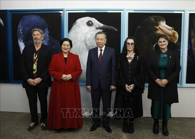 Tổng Bí thư, Chủ tịch nước Tô Lâm cùng Toàn quyền New Zealand Cindy Kiro và đại biểu tại Triển lãm ảnh StarkWhite của nhiếp ảnh gia Fiona Pardington. Ảnh: Thống Nhất/TTXVN Tổng Bí thư, Chủ tịch nước Tô Lâm cùng Toàn quyền New Zealand Cindy Kiro và đại biểu tại Triển lãm ảnh StarkWhite của nhiếp ảnh gia Fiona Pardington. Ảnh: Thống Nhất/TTXVN