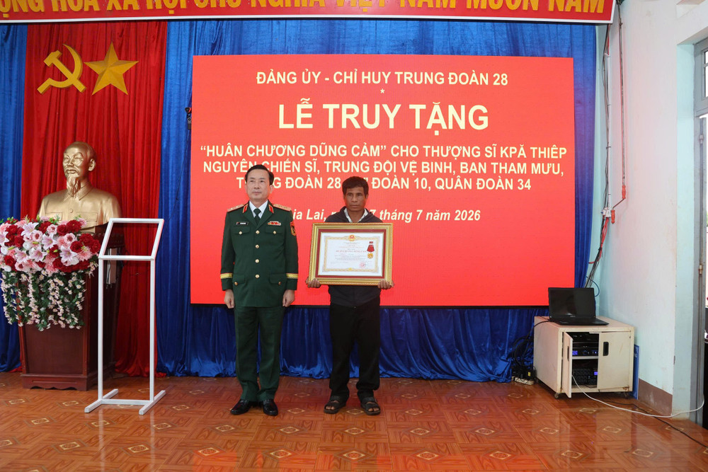 Truy tặng Huân chương Dũng cảm cho chiến sĩ trẻ quên mình cứu 2 người (ảnh ĐVCC) 1785148854133-2146614995054802874-7020462797444541469-f54f3374bba8a486e0dfac7e2308eed8.jpg