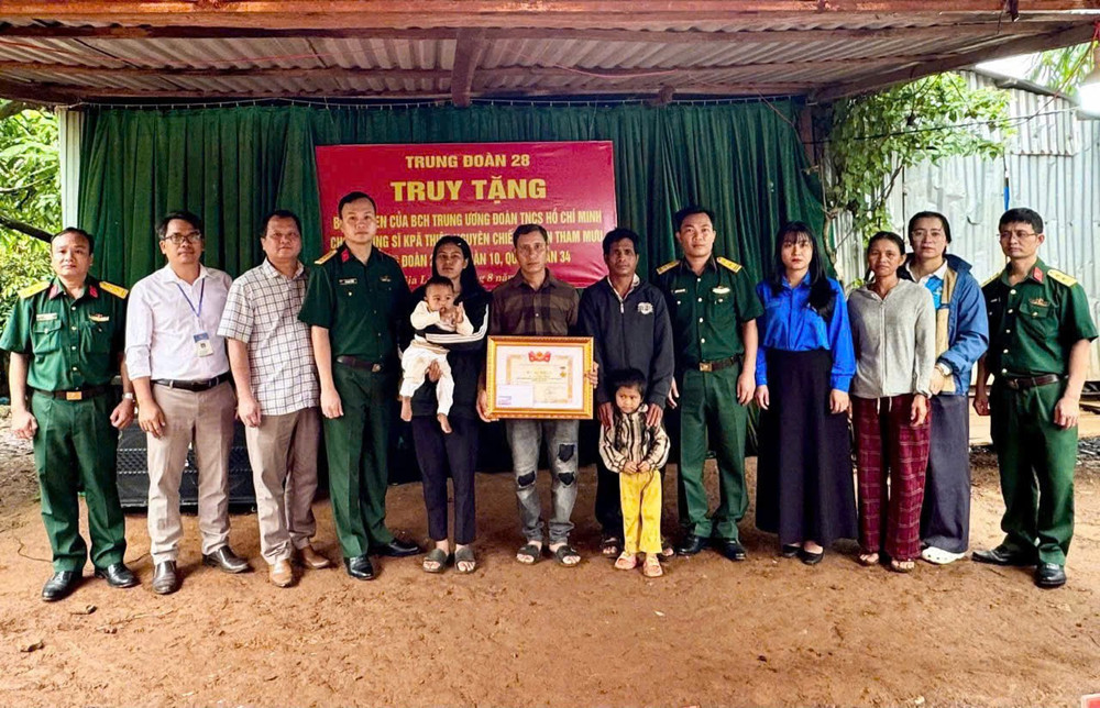 Trung đoàn 28 đã phối hợp với UBND xã Ia Ko tổ chức lễ truy tặng Bằng khen của Ban Chấp hành Trung ương Đoàn TNCS Hồ Chí Minh cho gia đình Thượng sĩ Kpă Thiêp (ảnh ĐVCC) 1786596533867-4743860543733101733-g2819639770370008657-854a2f1e0c810b12b093cac77516df30.jpg