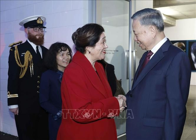 Toàn quyền New Zealand Cindy Kiro đón Tổng Bí thư, Chủ tịch nước Tô Lâm đến tham quan Triển lãm ảnh StarkWhite của nhiếp ảnh gia Fiona Pardington. Ảnh: Thống Nhất/TTXVN Toàn quyền New Zealand Cindy Kiro đón Tổng Bí thư, Chủ tịch nước Tô Lâm đến tham quan Triển lãm ảnh StarkWhite của nhiếp ảnh gia Fiona Pardington. Ảnh: Thống Nhất/TTXVN