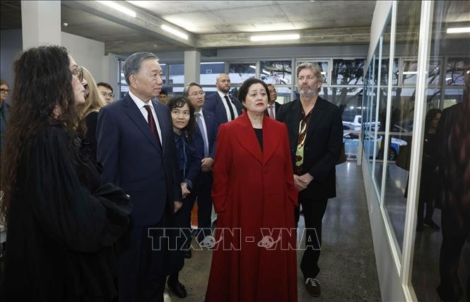 Tổng Bí thư, Chủ tịch nước Tô Lâm và Toàn quyền New Zealand Cindy Kiro tham quan Triển lãm ảnh StarkWhite của nhiếp ảnh gia Fiona Pardington. Ảnh: Thống Nhất/TTXVN Tổng Bí thư, Chủ tịch nước Tô Lâm và Toàn quyền New Zealand Cindy Kiro tham quan Triển lãm ảnh StarkWhite của nhiếp ảnh gia Fiona Pardington. Ảnh: Thống Nhất/TTXVN