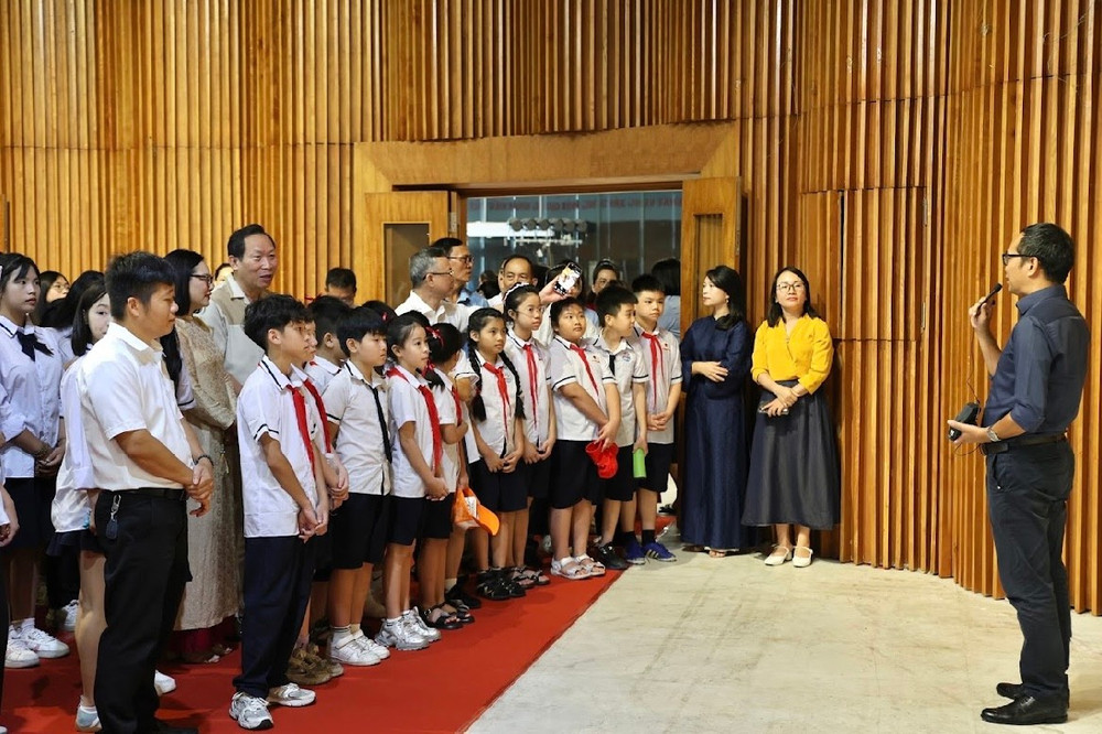 Đại biểu và học sinh xem triển lãm. Ảnh: BTC img-4416.jpg
