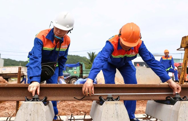 600 công nhân, kỹ sư tăng ca ở công trường làm tuyến tàu điện nhẹ để kịp APEC 2027