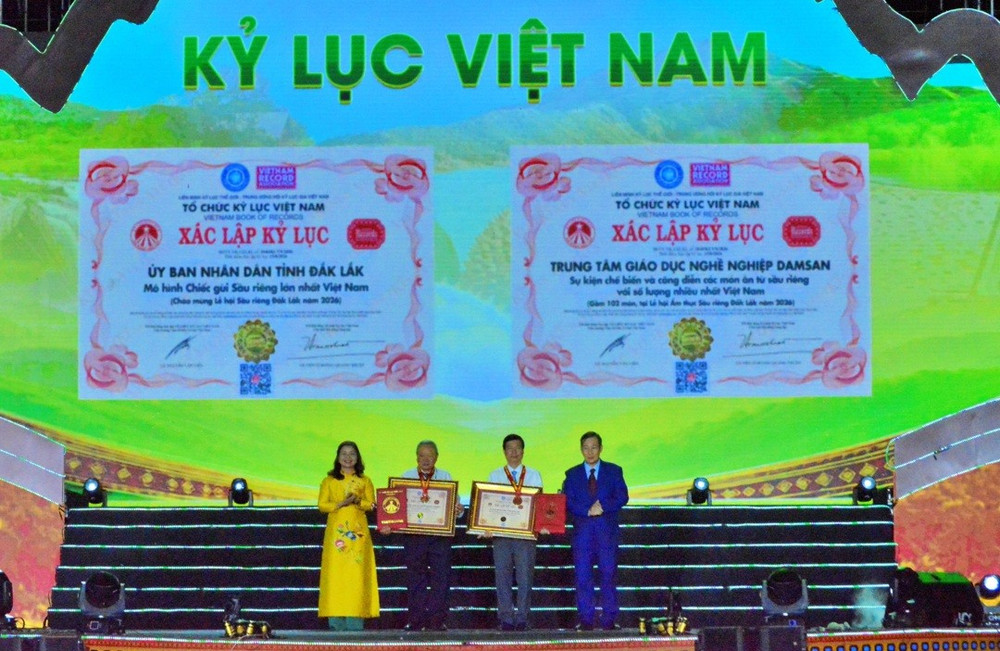 Tổ chức Kỷ lục Việt Nam trao Bằng chứng nhận 2 kỷ lục Việt Nam được xác lập tại lễ hội. Ảnh: Hương Giang 1sr2.jpg
