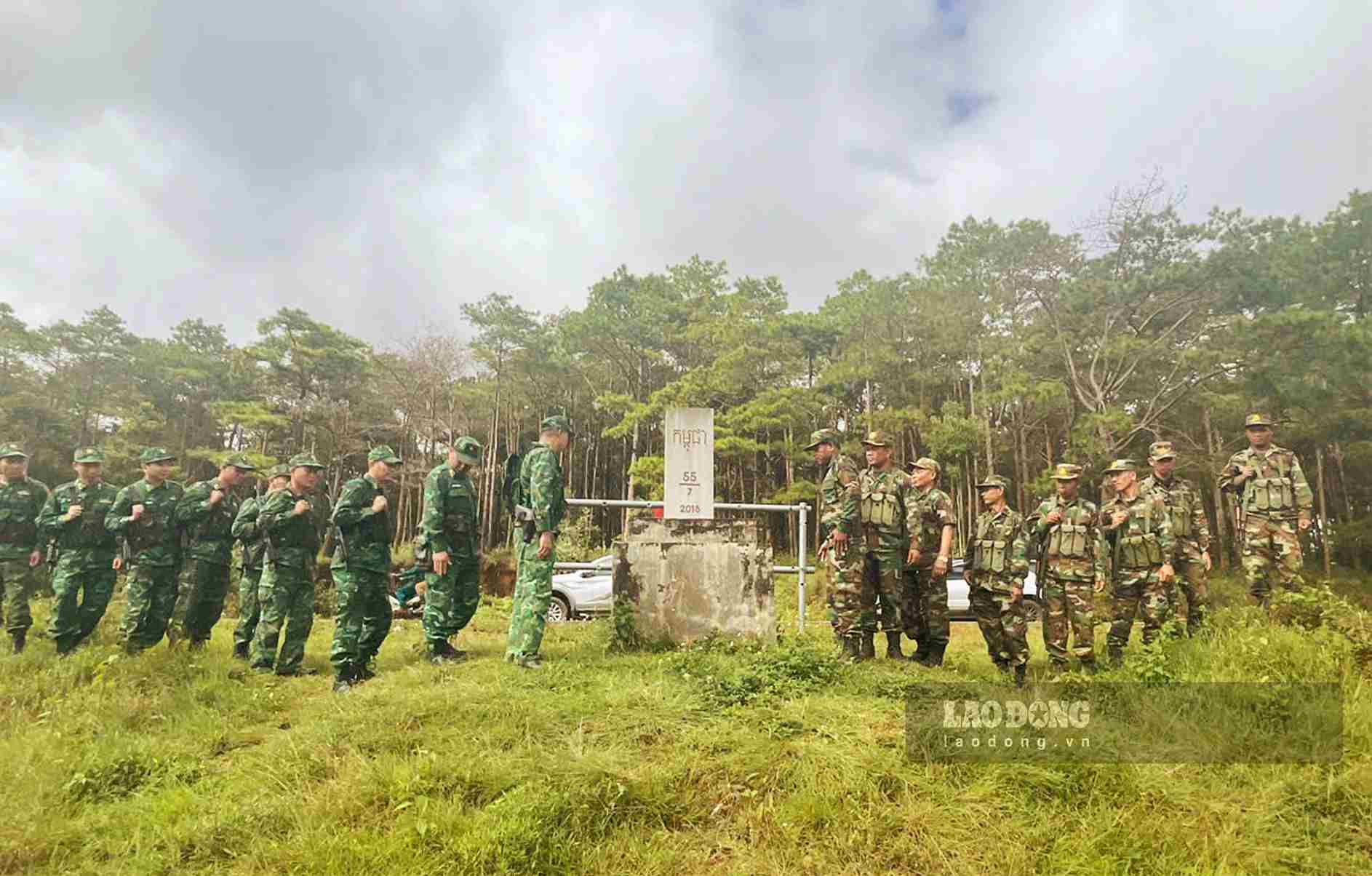 Đồn Biên phòng Đắk Dang (BĐBP Lâm Đồng) và Tiểu đoàn 115 (Tiểu khu Quân sự tỉnh Mondulkiri) tuần tra song phương bảo vệ biên giới. Ảnh: Văn Hoàn