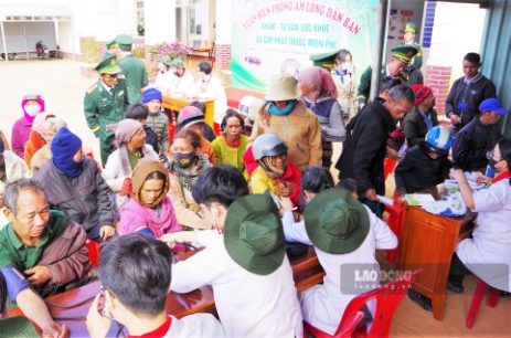 Người dân xã Đắk Đam, huyện Ô Răng, tỉnh Mondulkiri, Campuchia được các y, bác sĩ tỉnh Lâm Đồng khám bệnh và cấp thuốc miễn phí. Ảnh: Văn Hoàn