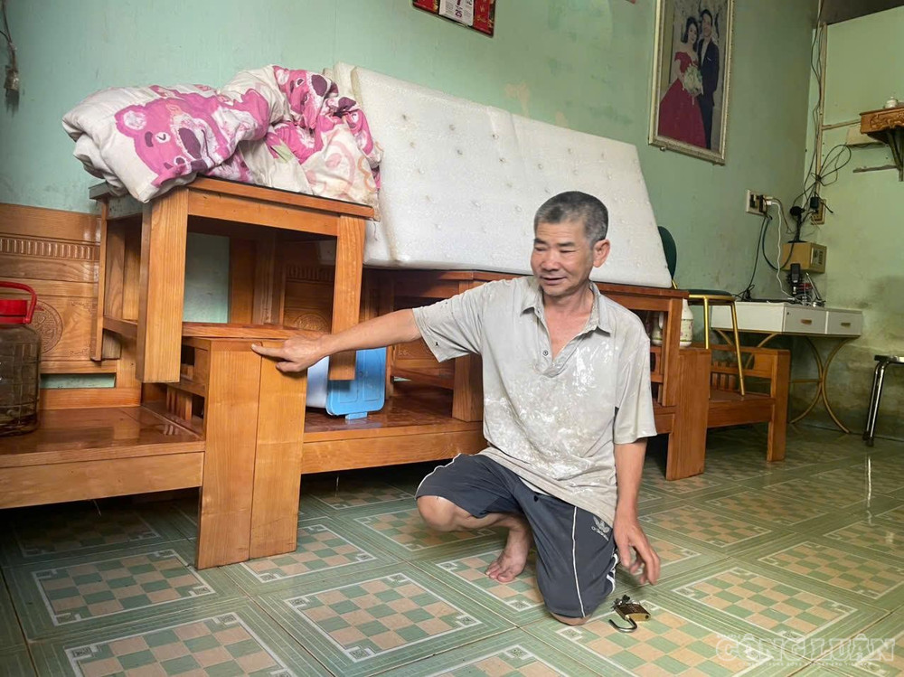 Tương tự, khi nào ông Hùng cũng phải kê cao đồ đạc phòng khi nước tràn vào nhà clo_br_1786764104769-7020462797444541469-7020462797444541469-0b0623b92bc00739668a16d13088b7d1.jpg