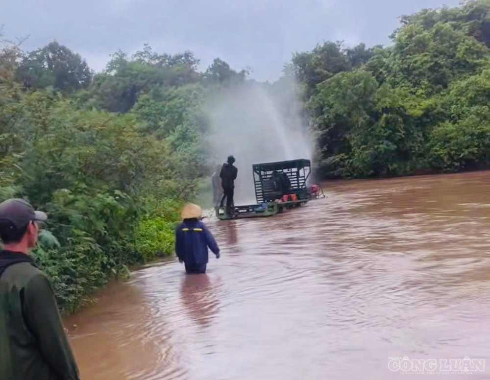 Nhiều địa phương phía Tây ngập sâu do mưa lớn, lực lượng ảnh báo nguy hiểm tại các ngầm tràn clo_br_img-3362.jpg