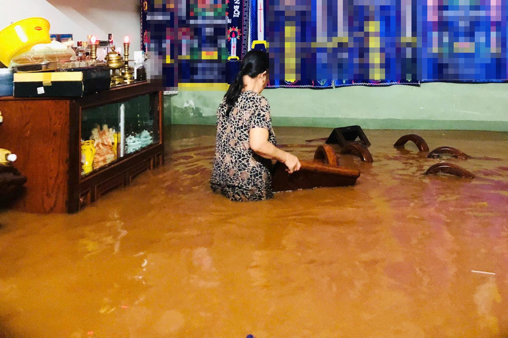 Mưa lớn, nước tràn vào ngập đến nửa nhà bà Dư. Ảnh: N.T. 1786947217475-7020462797444541469-7020462797444541469-d63ded6692377e3ebab1c53c4db1b622.jpg