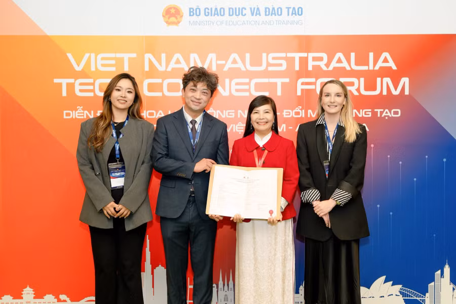 Ông Peter Yue Wei – Giám đốc Điều hành Shafston International College và TS. Phạm Thị Lan Phương - Hiệu trưởng Trường Cao đẳng Cơ khí nông nghiệp trao thỏa thuận hợp tác. cam01.jpg
