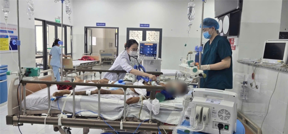 Các bác sĩ chuyên khoa luân phiên đợt 10 tại Côn Đảo điều trị thành công một ca bệnh nguy kịch có nguy cơ tử vong rất cao trong điều kiện không thể chuyển viện an toàn về đất liền. Ảnh: Sở Y tế img202605133062703110-13520266.jpg