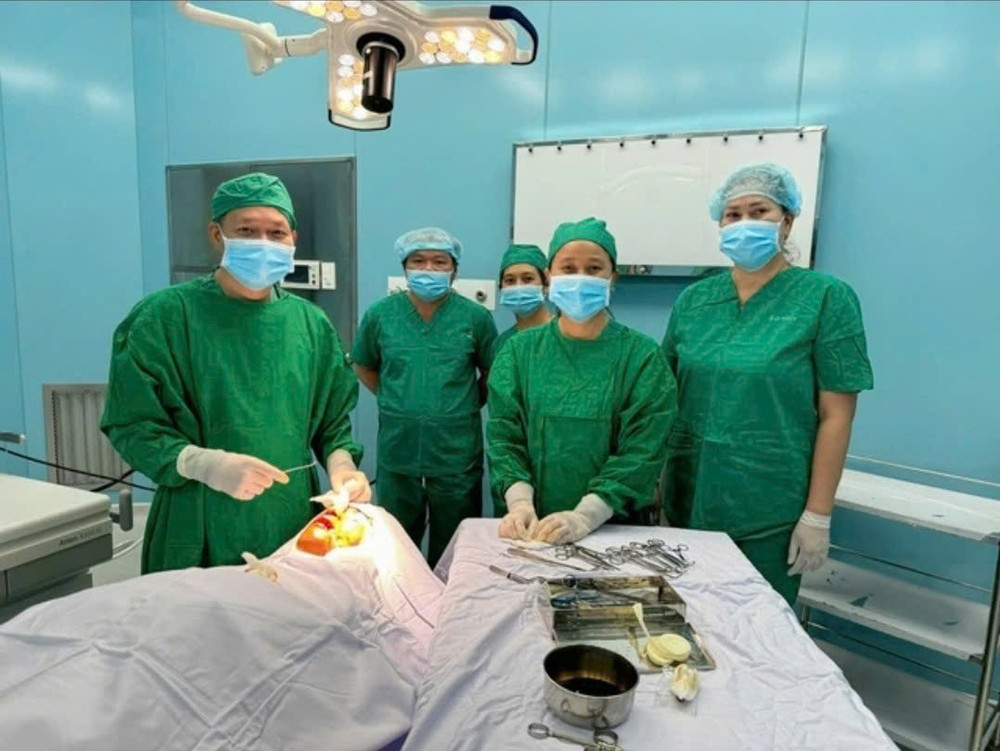 Các y bác sĩ Bệnh viện Răng Hàm Mặt Trung ương TP HCM cho hay vừa phẫu thuật cứu bệnh nhân bị tai nạn chấn thương hàm mặt tại Trung tâm Y tế Quân dân y Côn Đảo. Ảnh: Sở Y tế z7117341508613_19623f0baa78ef30f59b6b8d8e19780b.jpg