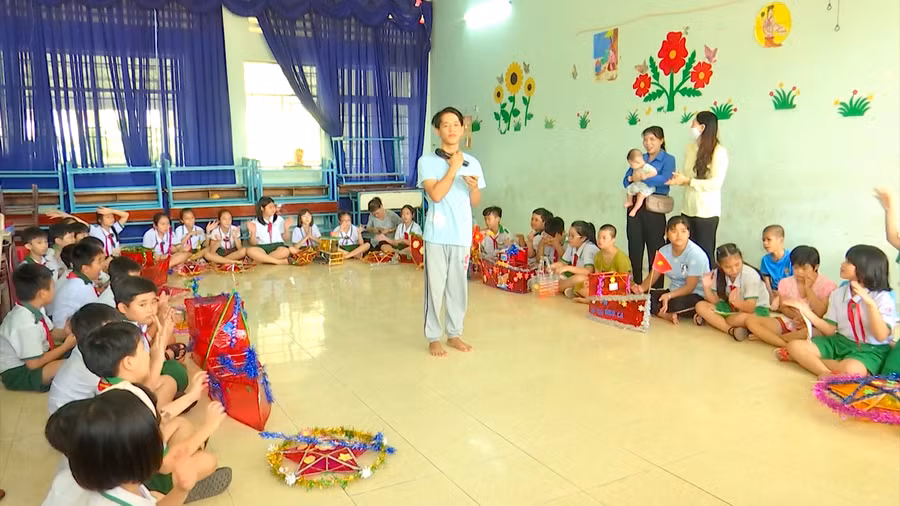 Trẻ em trong Trường giáo dục chuyên biệt ở Cà Mau. mua-he-tre-em-4.png