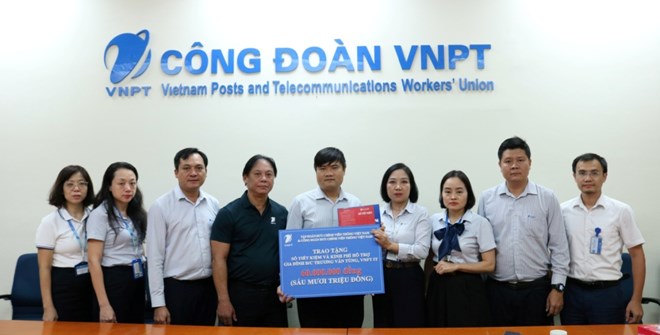 Công đoàn VNPT trao sổ tiết kiệm 60 triệu đồng hỗ trợ đoàn viên khó khăn