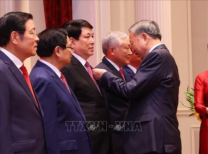 Tổng Bí thư, Chủ tịch nước Tô Lâm trao tặng Huân chương Hồ Chí Minh cho nguyên Ủy viên Bộ Chính trị, nguyên Chủ tịch nước Lương Cường. Ảnh: Văn Điệp/TTXVN Tổng Bí thư, Chủ tịch nước Tô Lâm trao tặng Huân chương Hồ Chí Minh cho nguyên Ủy viên Bộ Chính trị, nguyên Chủ tịch nước Lương Cường. Ảnh: Văn Điệp/TTXVN