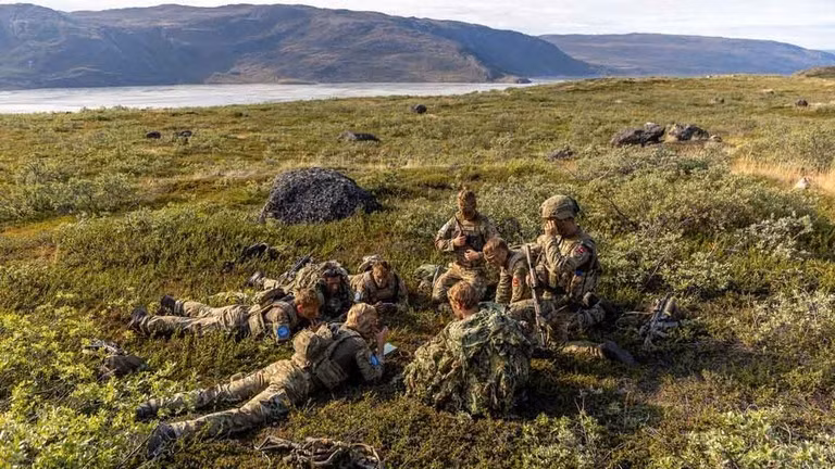 Lính nghĩa vụ Đan Mạch thực hành kỹ năng ẩn nấp trong quá trình huấn luyện ở Greenland, tháng 8/2026.