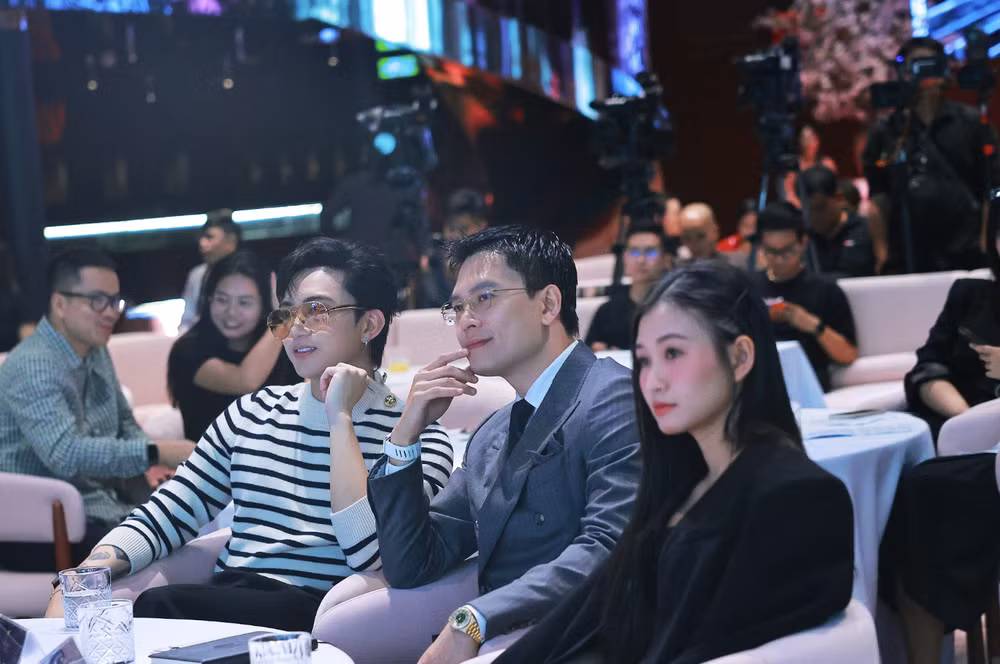 Nhiều nghệ sĩ nổi tiếng của showbiz Việt có mặt tại sự kiện chiều 19/8 tại Nhà hát Hồ Gươm. Ảnh: BTC anh-man-hinh-2026-08-19-luc-190202.png