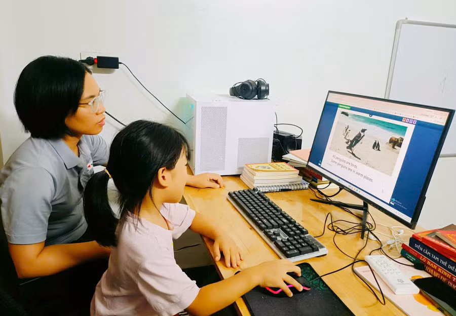 Gia đình chị Tạ Thị Ngần rất quan tâm đến việc cho các con làm quen với ngoại ngữ từ sớm. 1.jpg