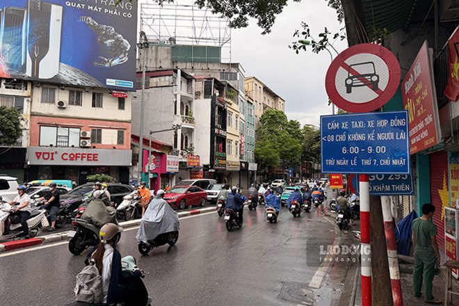 Giao thông tại phố trung tâm Hà Nội trong ngày đầu cấm taxi, xe hợp đồng dưới 8 chỗ
