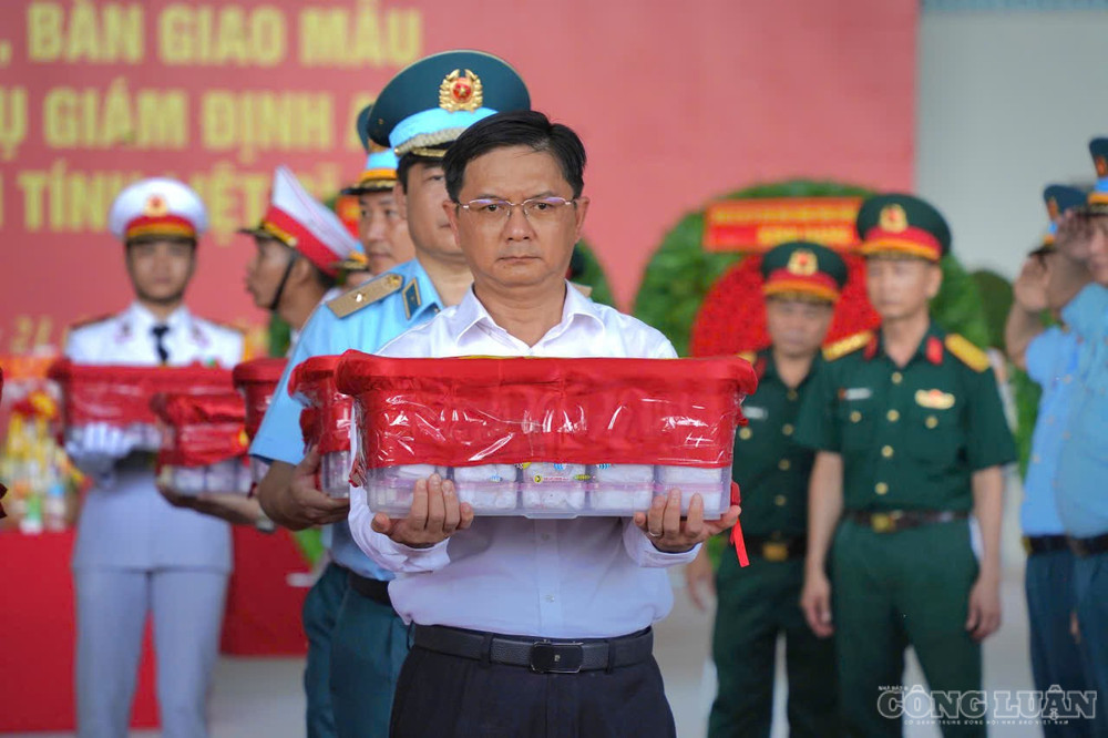 Ông Nguyễn Mạnh Cường, Phó chủ tịch UBND TP.HCM, đưa các mẫu vật lên máy bay. clo_br_1787278993988-2189135526148981058-g356883526645860816-206eaa56fda1bbc06e9016ede7bdf8f4.jpg