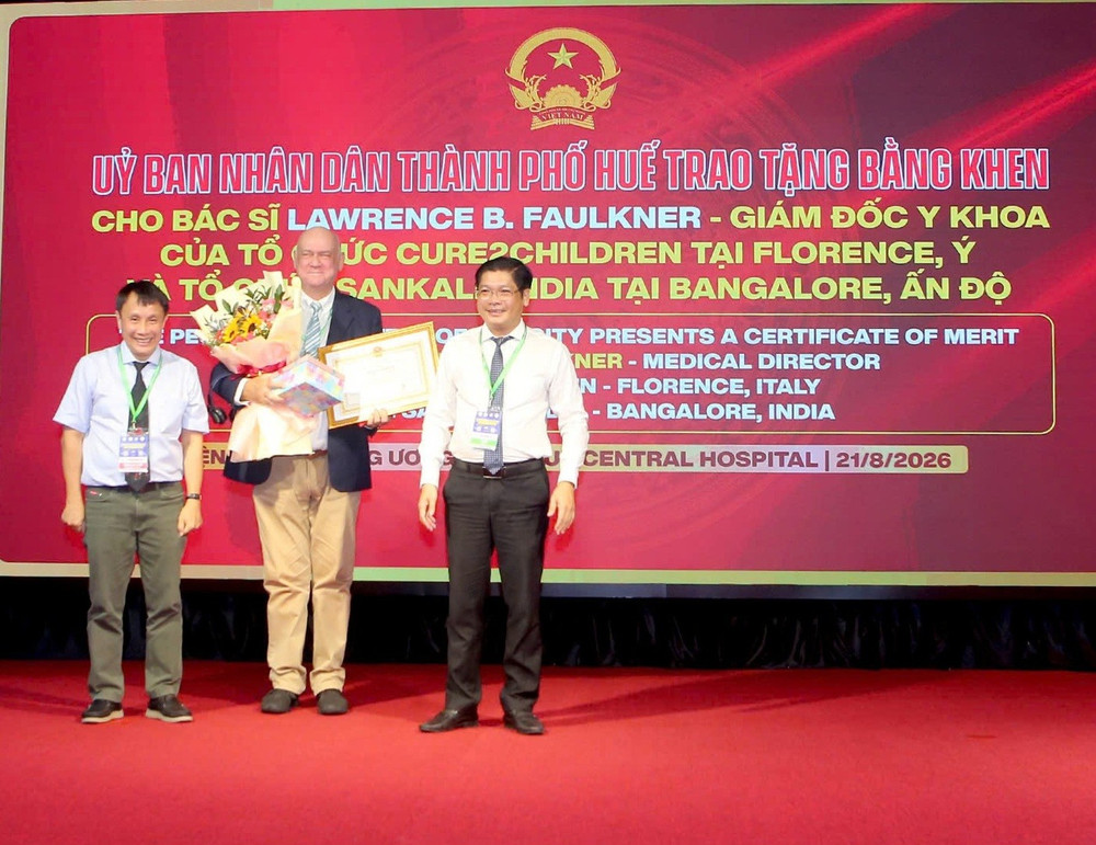 UBND TP. Huế đã trao tặng bằng khen cho Bác sĩ Lawrence B. Faulkner. (ảnh TT). 1000125568.jpg
