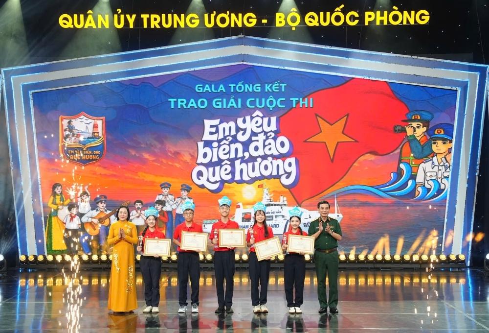 Đại tướng Phan Văn Giang và Đồng chí Nguyễn Thị Thanh trao giải Nhất cho đội Bạch Long Vỹ. Ảnh: BTL Cảnh sát biển Đại tướng Phan Văn Giang và Đồng chí Nguyễn Thị Thanh trao giải Nhất cho đội Bạch Long Vỹ. Ảnh: BTL Cảnh sát biển