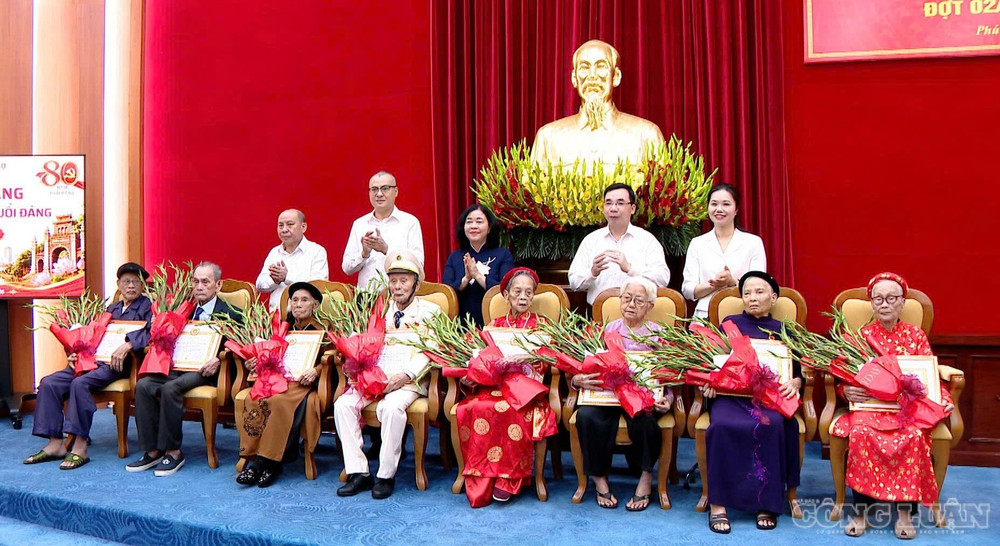 Chủ tịch Ủy ban Trung ương Mặt trận Tổ quốc Việt Nam Bùi Thị Minh Hoài và Bí thư Tỉnh ủy Phú Thọ Phạm Đại Dương đã trân trọng gắn Huy hiệu Đảng và trao Quyết định cho các đảng viên lão thành tại buổi lễ - Ảnh: Phùng Thọ. clo_br_1000057843.jpg