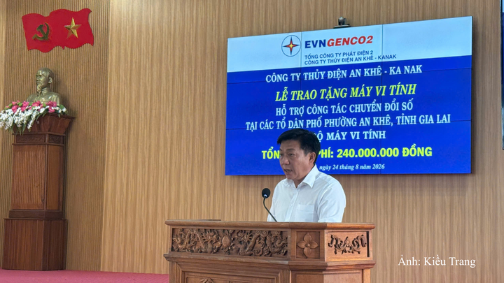 Ông Đặng Quốc Hoài Huy, Chủ tịch UBND phường An Khê phát biểu tại chương trình trao tặng máy vi tính.