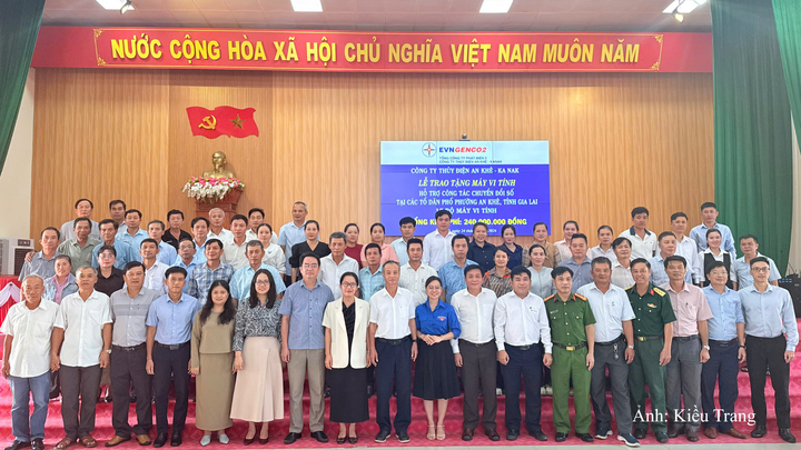 Đại diện Công ty Thủy điện An Khê – Ka Nak và địa phương chụp ảnh lưu niệm tại chương trình.