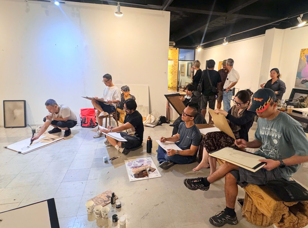 Các họa sĩ thực hành workshop. Ảnh: BTC 1787980150563-5114391780577848581-g1829181800001333662-d5f39487dc33b355292f82426906b45c.jpg