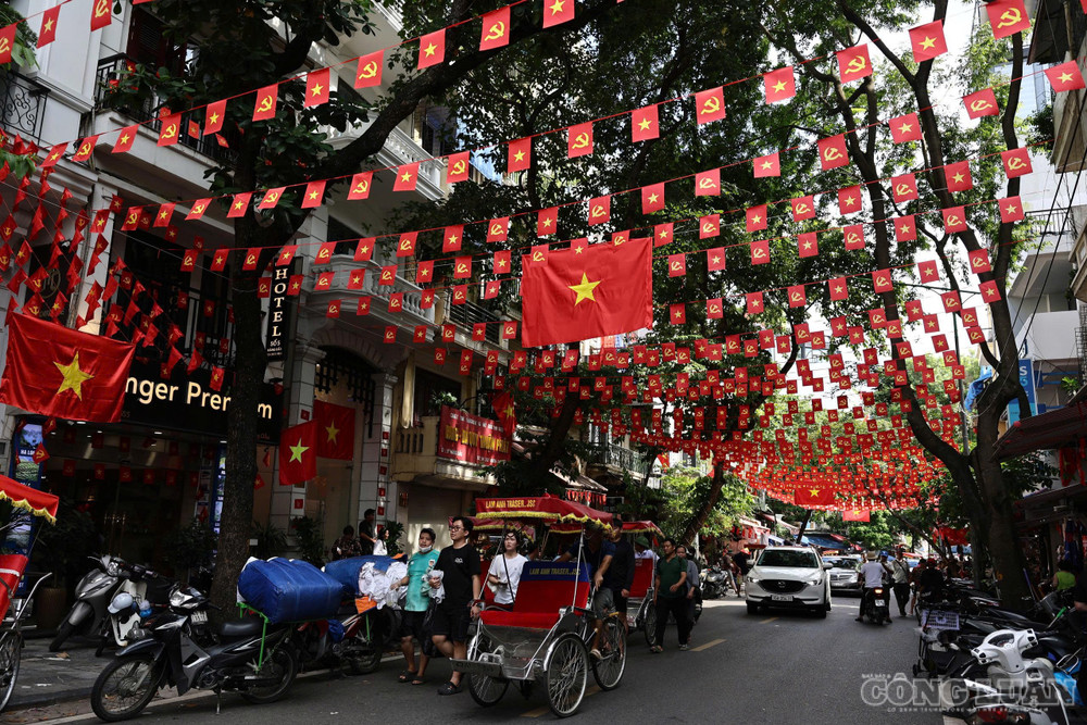 Cùng với việc chỉnh trang cảnh quan, người dân tại nhiều địa bàn chủ động vệ sinh đường làng, ngõ xóm, treo cờ Tổ quốc trước nhà, tạo nên không khí ngày hội và nhắc nhớ về giá trị của độc lập, tự do. clo_br_z8205858626986-dcf2ae05fde1038af9e25ce9edbb7b3d.jpg