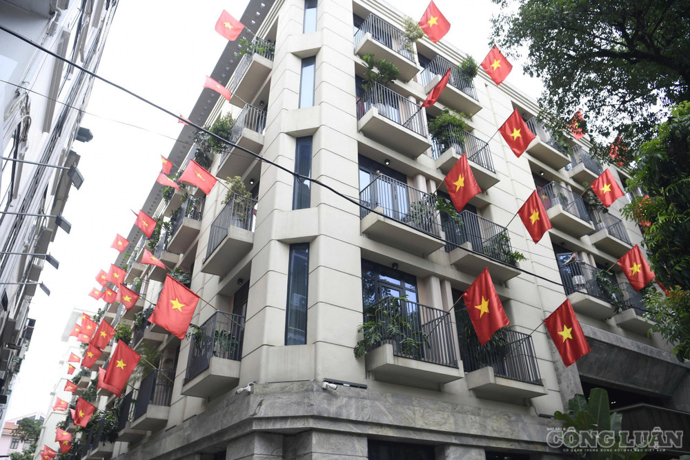 Không chỉ ở khu vực trung tâm, không khí chào mừng Quốc khánh còn hiện diện rõ nét tại các khu dân cư. clo_br_z8205858659026-003c14d95949d2a74e75af4ea82392d4.jpg
