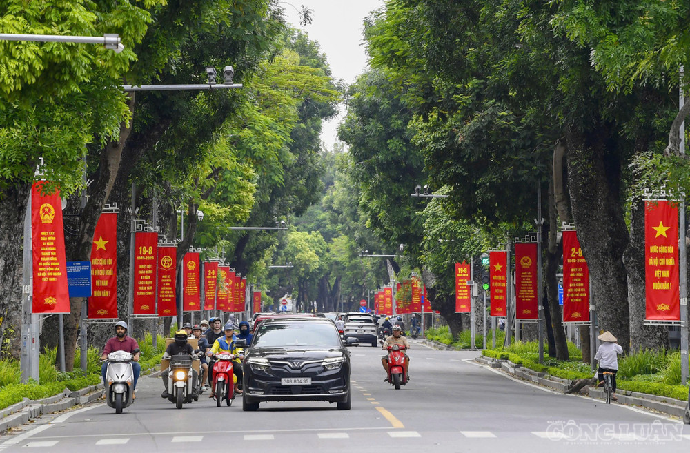 Hệ thống băng-rôn, khẩu hiệu cũng được trang trí đồng bộ, trải dài trên các tuyến đường, góp phần tạo không khí rộn ràng trước thềm ngày Quốc khánh. clo_br_z8205858599287-95aa21ecb8d5025397d8684a6a764bf7.jpg