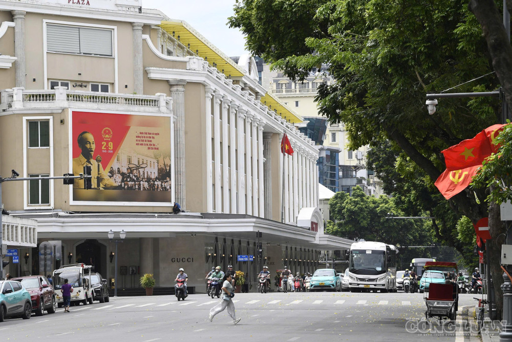 Đặc biệt, hình ảnh Chủ tịch Hồ Chí Minh đọc Tuyên ngôn Độc lập tại Quảng trường Ba Đình năm 1945 được thể hiện trang trọng trên nhiều pa-nô cỡ lớn, gợi nhắc về dấu mốc lịch sử thiêng liêng của dân tộc. clo_br_z8205858644192-14e50c8cef6ad2fc58b466356ab15507.jpg