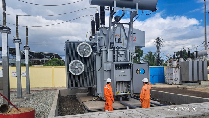 Kiểm tra thiết bị trước khi đóng điện nâng công suất TBA 110kV Ea Kar (Đắk Lắk).