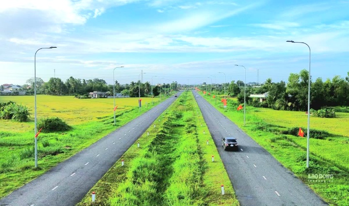 Gần 2.000 lá cờ Tổ quốc được treo dọc hai bên tuyến vành đai Tân An, tạo thành “đường cờ” dài khoảng 17 km.