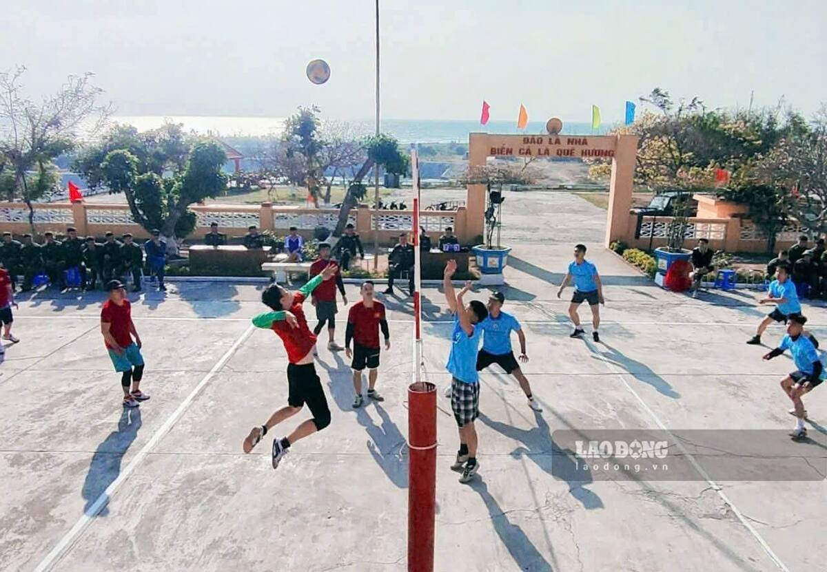 Giờ thể thao của cán bộ, chiến sĩ Tiểu đoàn. Ảnh: Xuân Nha
